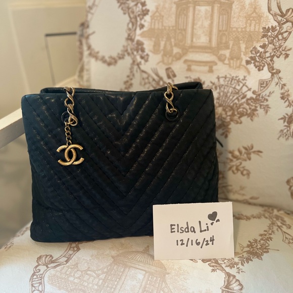 Chanel Tote Surpique CC Charm Large Chevron Iridescent Black - Picture 13 of 13